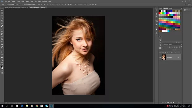 Екранна снимка към: Защо не мога да преместя изображението с инструмента Move ( V) и задържан клавиш Shift. Прави ми пвпечатление . че в иконата за инструмента Move, нямам курсор стрелка. Благодаря