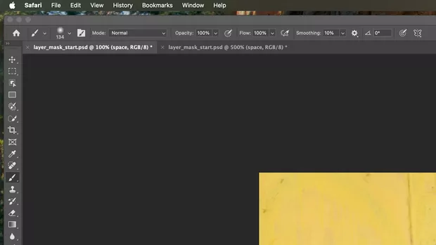 Екранна снимка към: защо виждам очите на модела и слоят е полупрозрачен?